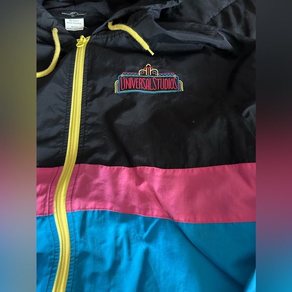 UNIVERSAL STUDIOS RETRO HOODED ADULT WATER RESISTANT WINDBREAKER JACKET COAT - Picture 7 of 9
